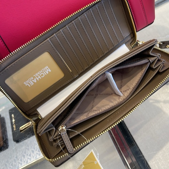 MICHAEL KORS
Leather Continental Wristlet Phone Case Wallet
Dusk
NWT - Picture 9 of 16